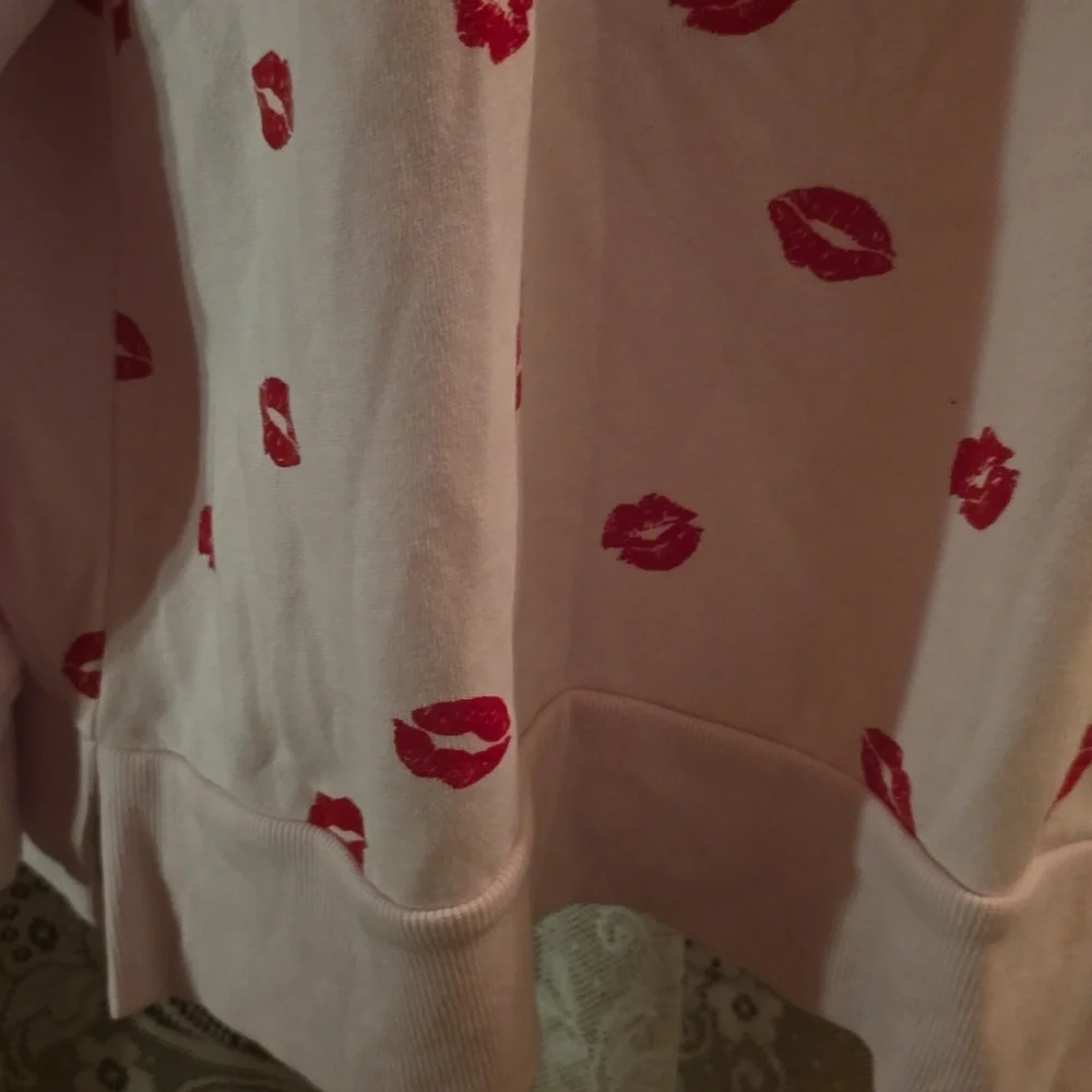 Colsie Women's L Oversized Pink Sweatshirt Red Lip Valentine's Day‎ Design
